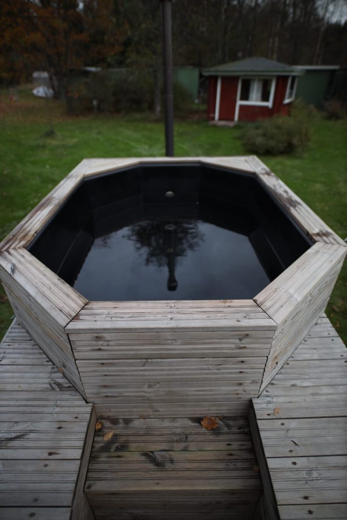 Tilavaan paljuun mahtuu jopa 12 henkeä!